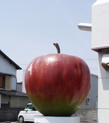 06大きなりんごを.jpg