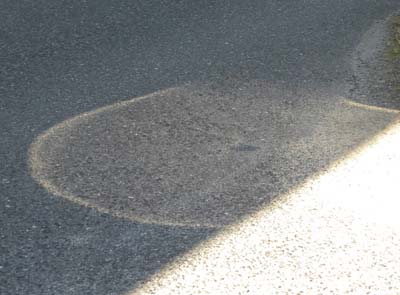 08舗装に描かれた光の輪.jpg