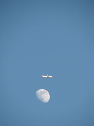 月と飛行機.jpg