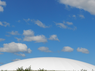 白いドームと青空.jpg