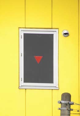 黄色壁と赤い三角.jpg